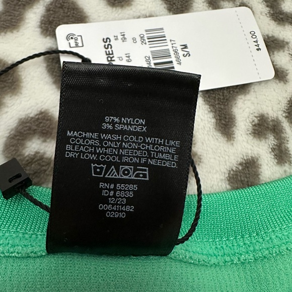 Express Body Contour Seamless Ribbed High Neck Tank in Green Size Small / Medium - Picture 13 of 17